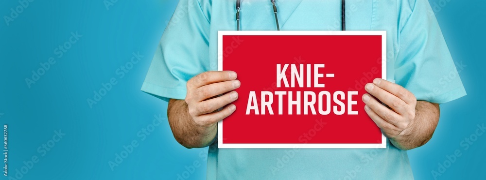 Ein Arzt hält Schild mit Text "Kniearthrose" und trägt ein Stethoskop. Könnte für medizinische Themen verwendet werden. - obrazy, fototapety, plakaty 