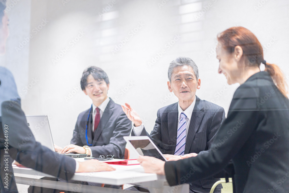 会議室でミーティングをするビジネスパーソン 会議室でミーティングをするビジネスパーソン