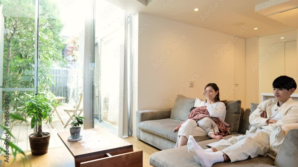 赤ちゃんと一緒にすごす幸せな夫婦