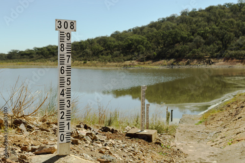 The water level meter of this dam demonstrates the scarcity of water that exists due to the lack of rain, there is drought and lack of water.