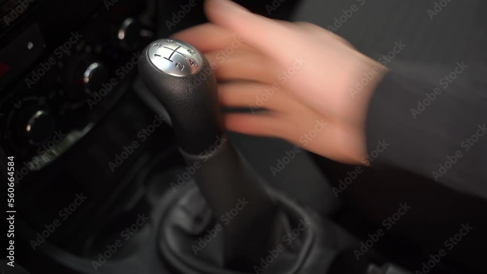 Turning on the gears on manual transmission in the car