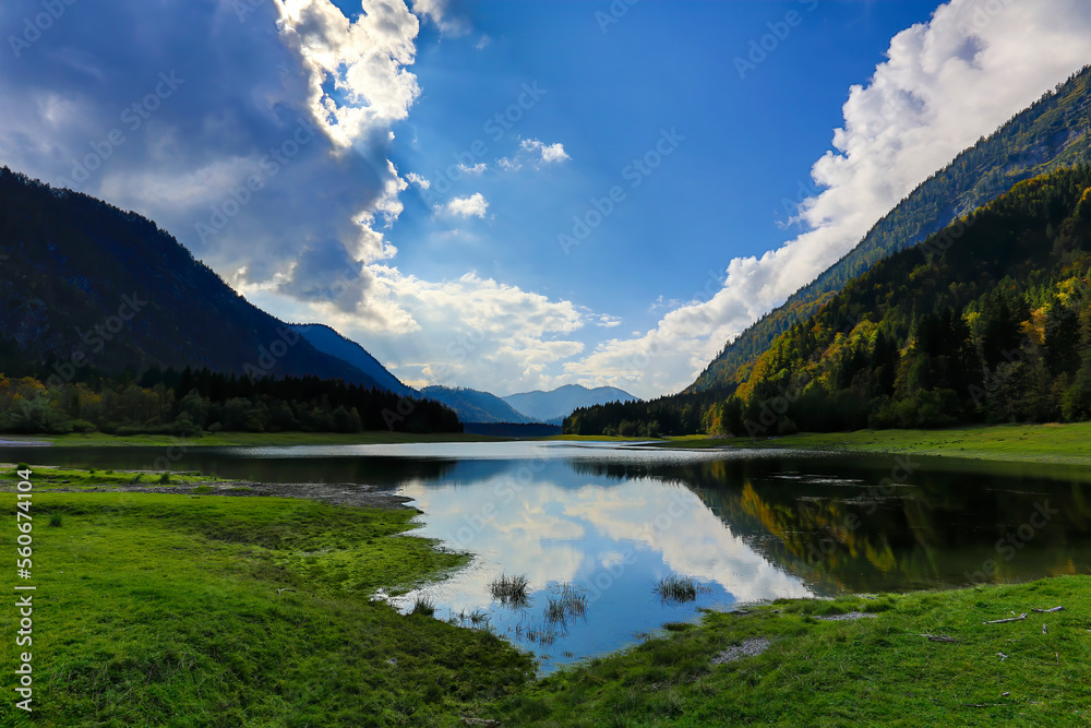 Landschaft mit See und Bergen in Bayern in Deutschland