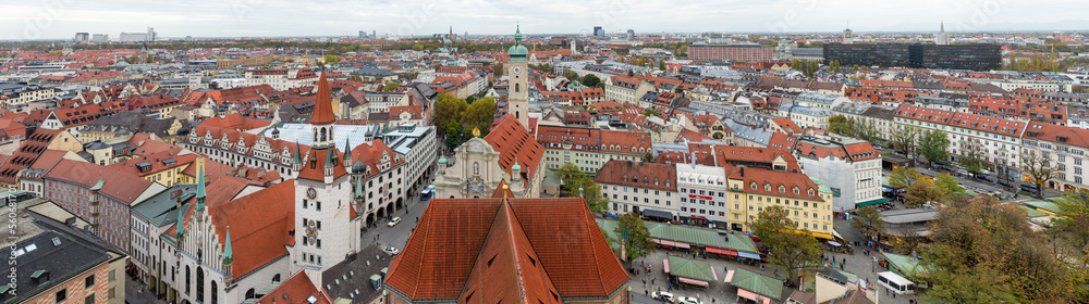 Obraz premium Übersicht über das Häusermeer der historischen Altstadt von München mit Viktualienmarkt, der Heilig-Geist-Kirche und dem Alten Rathaus