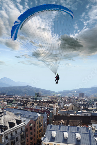Gleitschirmfliegen. Paragliding.	Salzburg. photo