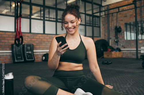 Fotografía Happy woman, fitness and phone at gym for a workout, training and body wellness with a mobile app