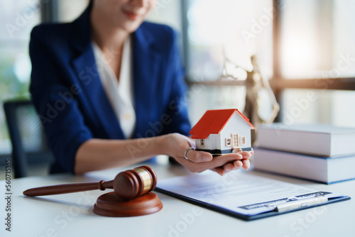 Fototapet Law, Consultation, Agreement, Contract, Concept Attorney or Lawyer is sitting and accepting complaints from clients for home and land matters in court