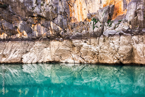 Foto Rock, rock formation in the reflection of water