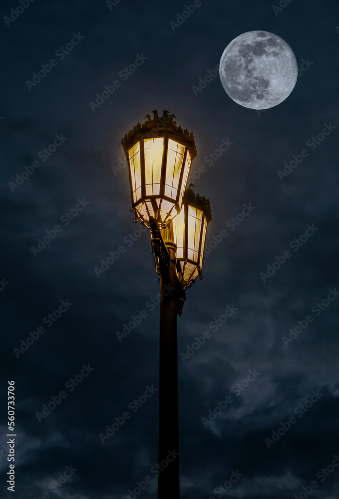 Iluminando la luna Iluminando la luna