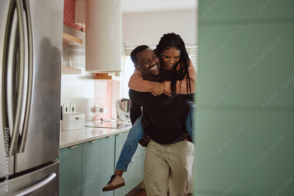 © Siphosethu/peopleimages.com - Black couple, piggyback and love while together in home kitchen with care and happiness in a marriage. Happy young man and laughing woman playing fun game while to bond in their house or apartment © Siphosethu/peopleimages.com - Black couple, piggyback and love while together in home kitchen with care and happiness in a marriage. Happy young man and laughing woman playing fun game while to bond in their house or apartment