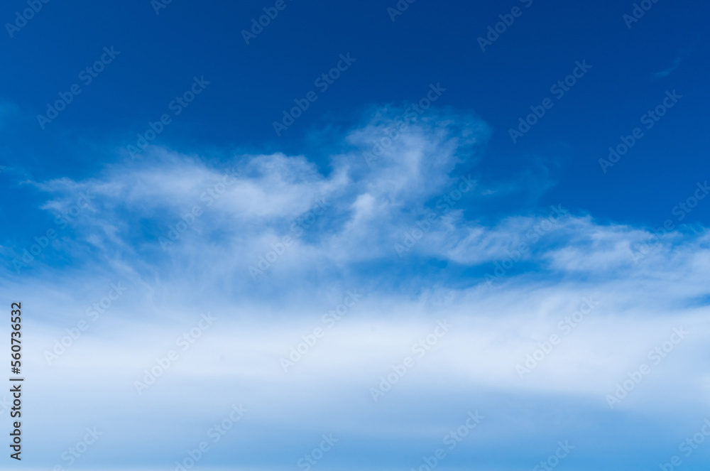 Obraz premium The blue summer sky with white fluffy clouds. Photo from window on the airplane.