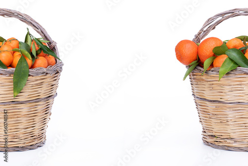 clementini su cesto di vimini su sfondo bianco