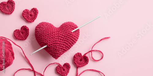 Canvastavla Crocheted amigurumi purple red burgundy hearts with crochet hook on a pink background