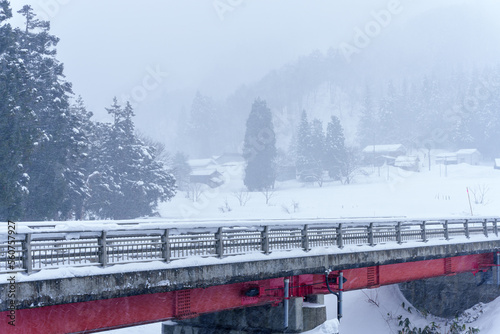 雪景色の橋