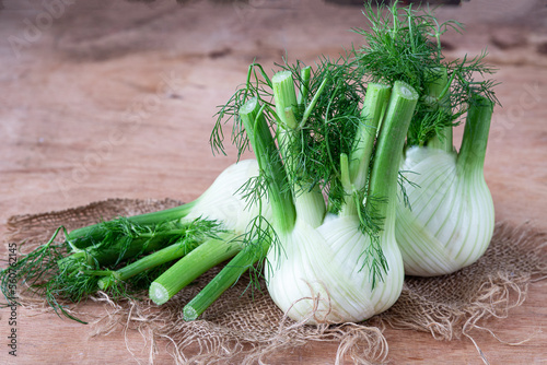 Schilderij op canvas Fresh organic fennel on wooden table