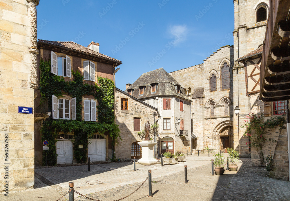  Charmante petite place d'un village médiéval en pierres avec une abbaye. Beaulieu sur Dordogne, France