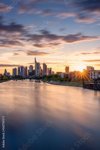 Frankfurt Skyline mit Wolken und Sonne im Licht.