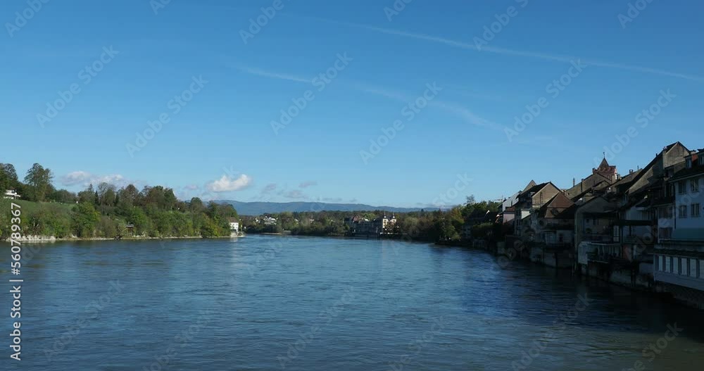 Ruhig fließt das Wasser des Rheins Unter der alten Rheinbrücke zwischen Rheinfelden Deutschland und Schweiz Ruhig fließt das Wasser des Rheins Unter der alten Rheinbrücke zwischen Rheinfelden Deutschland und Schweiz