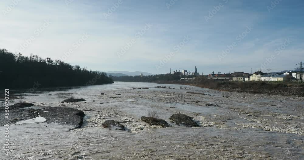 Schneller und turbulenter Rheinlauf zwischen Felsen, Gwild landschaft, Kalkstein formationen nach Querung des Kraftwerks oberhalb von Reinfelden