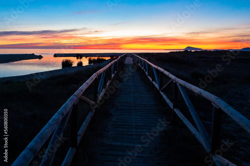 Imagen de fondo de la playa de arena y las olas del mar con luces brillantes