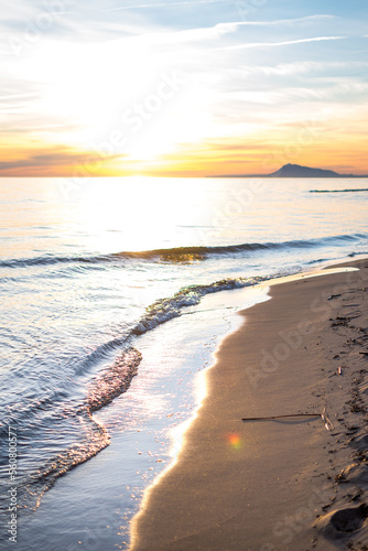 Amanecer en una playa del Mediterr  neo.