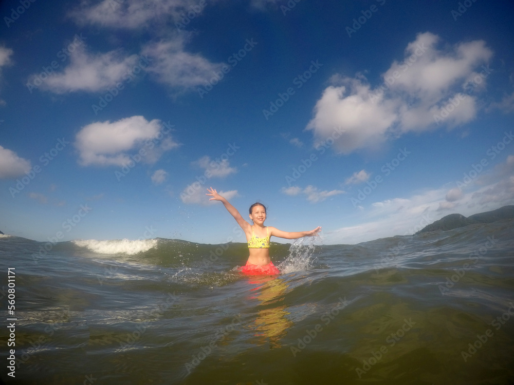 criança feliz em mergulho em piscina 