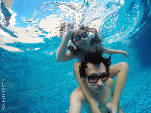 pai e filha se divertindo na piscina mergulho 