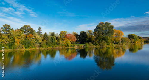 jezioro jesienią