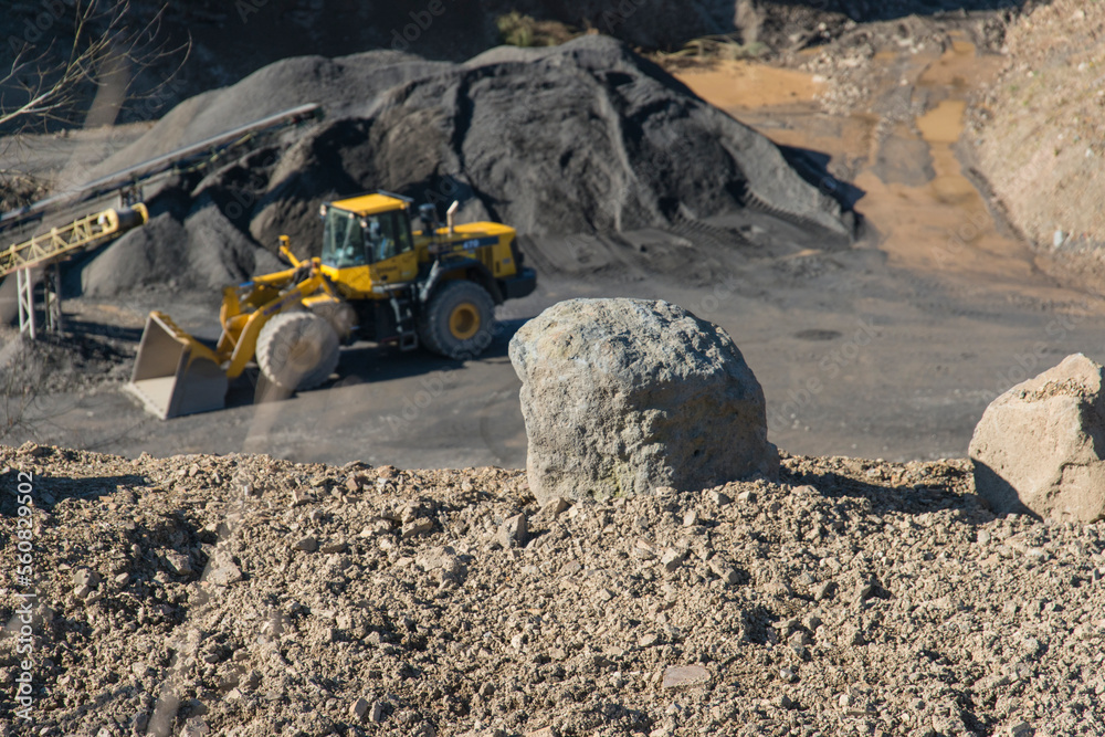 Bergbau Symbolfoto mit Raupe foto de Stock Adobe Stock