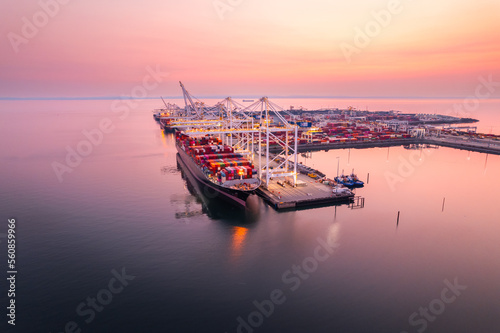 Fotografia Cargo terminal loading shipping containers onto cargo ships, aerial footage, hyperlapse, Vancouver, BC, Canada, marine terminal, cargo crane