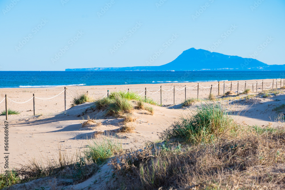 Hermoso paisaje de costa mediterránea, con dunas y arena fina. 
