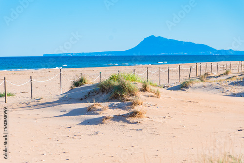 Hermoso paisaje de costa mediterránea, con dunas y arena fina. 
