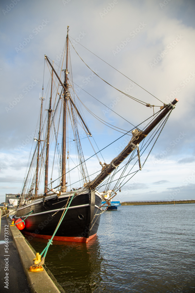 Segelschiff Segelboot liegt vor Anker an der Pier