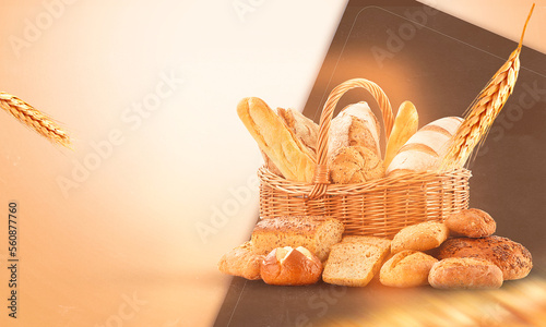 Variedades de panes en un canasto y en el suelo sobre un fondo marrón  photo