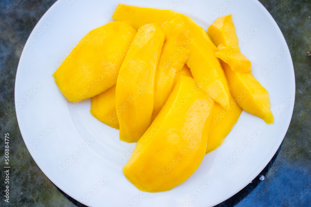 Mango contains digestive enzymes, water, dietary fiber, and other compounds that promote digestive health in many ways. Asian method of eating mango differs from the Americans. Mango cover is cut over Mango contains digestive enzymes, water, dietary fiber, and other compounds that promote digestive health in many ways. Asian method of eating mango differs from the Americans. Mango cover is cut over
