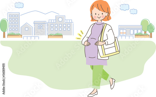 街の中を散歩する笑顔の妊婦さん