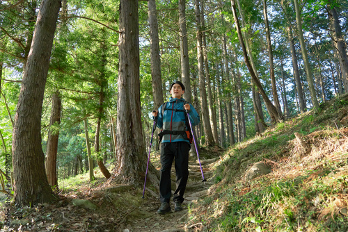 下山する男性登山者