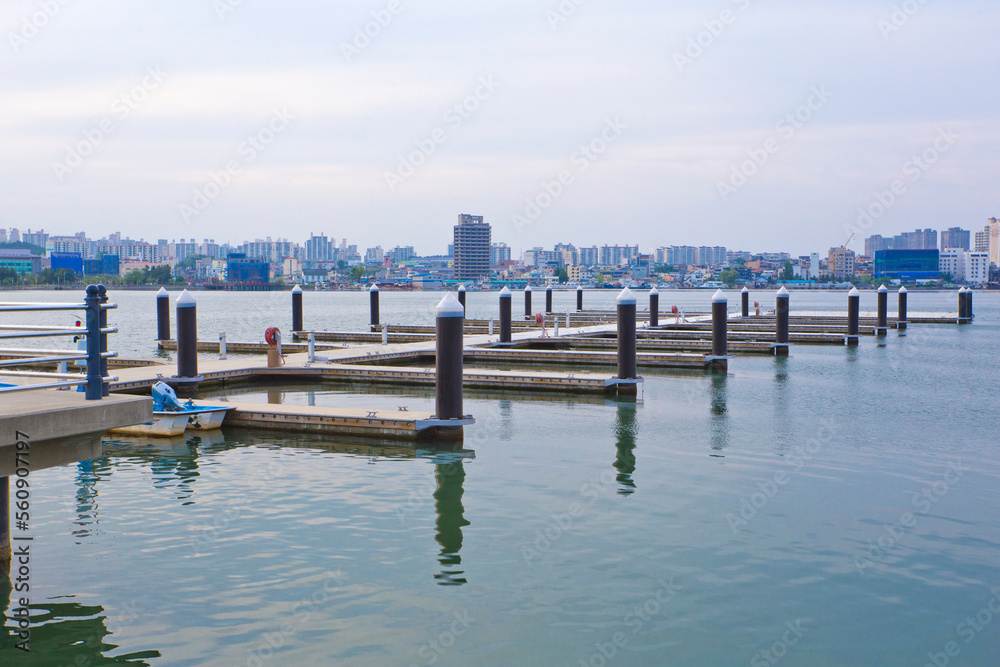Cheongchoho Lake is a lagoon that is connected to the East Sea.