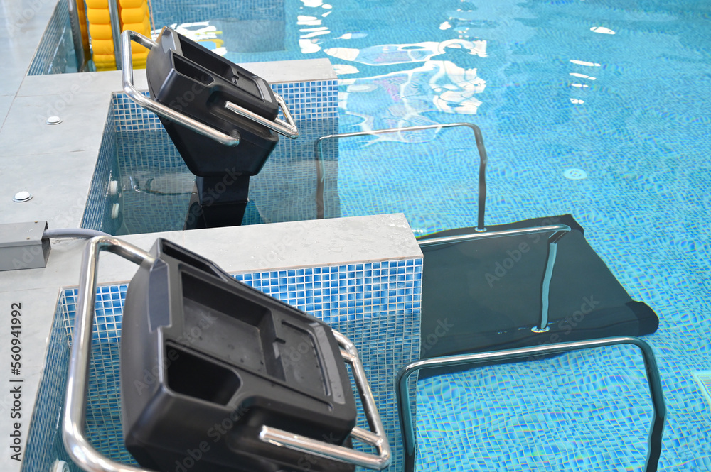 Foto de aquatic treadmill in the swimming pool for physical therapy do ...