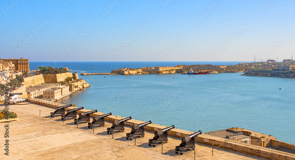 Harbour von Malta mit den alten Mauern von Valletta Harbour von Malta mit den alten Mauern von Valletta