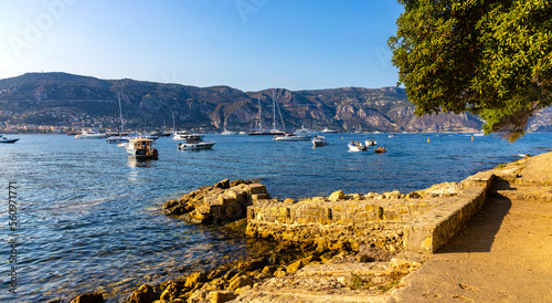 Fotografie Rocky shoreline landscape of Saint-Jean-Cap-Ferrat resort town with sightseeing