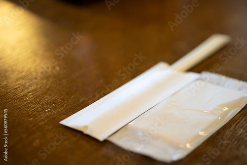 割り箸とお手拭きが置かれた和食レストランのテーブル