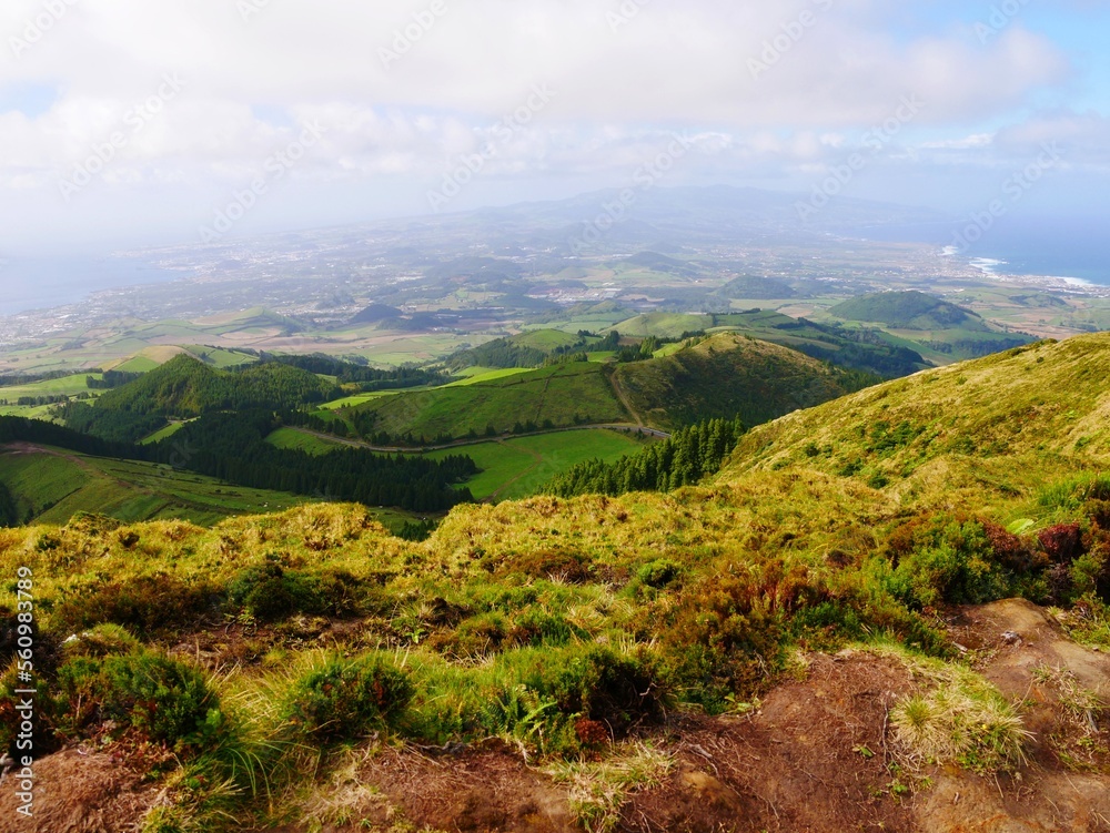 Vue panoramique sur la montagne Monte Escuro sur l'île de Sao Miguel dans l'archipel des Açores au Portugal Europe 