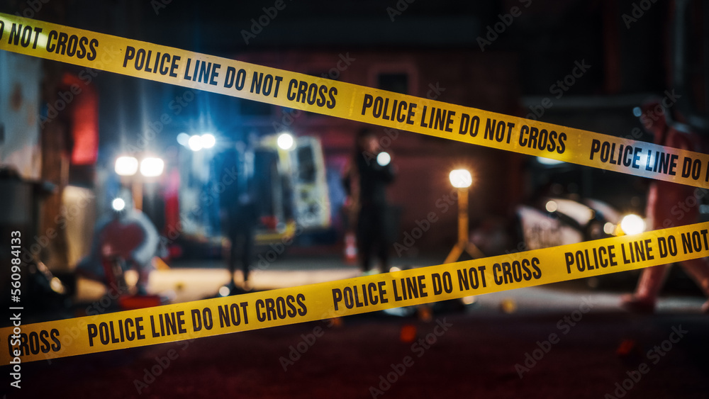 Crime Scene at Night: Crime Scene Investigation Team Working on a Murder. Female Police Officer Briefing Detective on the Victim's Body. Forensics and Paramedics Working. Cinematic Shot - obrazy, fototapety, plakaty 