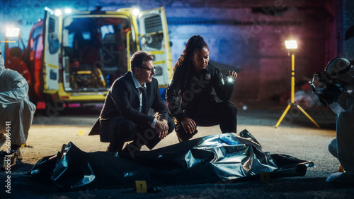 Obraz na plátně Black Policewoman and Male Lieutenant Discussing Details of a Case of Manslaughter on the Crime Scene