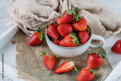 frische Erdbeeren gepflückt Frühling Sommer photo