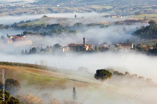 Asciano, Siena,Veduta del borgo dall'alto con nebbia del mattino nelle valli.