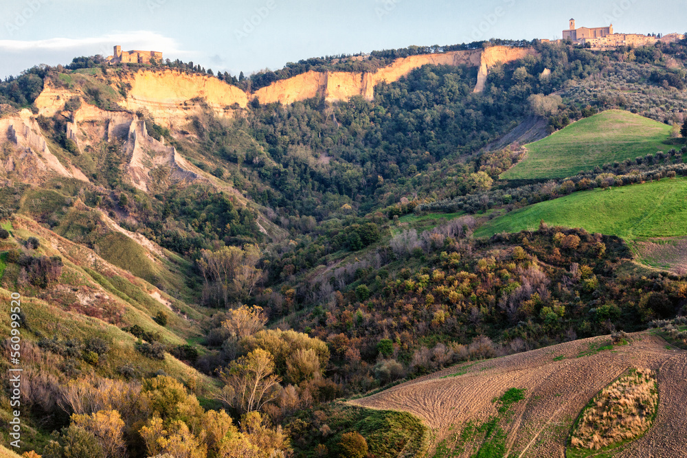Naklejka premium Volterra, Pisa. Panorama delle Balze con la vallata e la badia camaldolese, chiamata anche abbazia dei Santi Giusto e Clemente