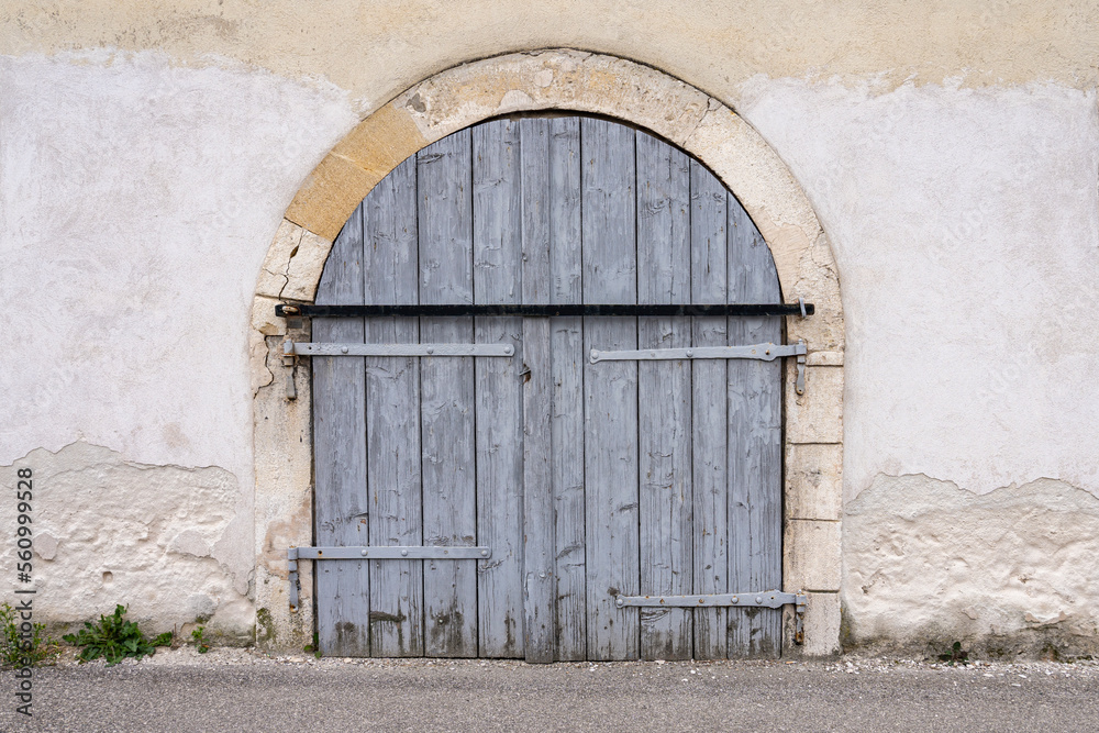 Eine alte Mauer mit alten Holztor als Hintergrund Eine alte Mauer mit alten Holztor als Hintergrund