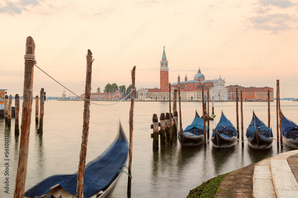 Venezia.Gondole al palo verso l'isola di San Giorgio Maggiore