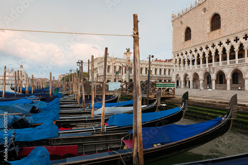 Venezia. Gondole al palo davanti al Molo di Palazzo Ducale. © Guido